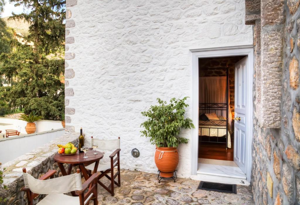 Nereids Guesthouse Hydra  Zimmer foto